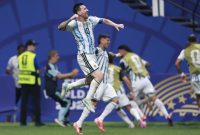 Lionel Messi merayakan gol penyama kedudukan saat Argentina bangkit mengalahkan Mesir 3-2 pada babak 16 besar Piala Dunia FIFA 2026. Messi menyumbang satu gol dan satu assist untuk membawa Albiceleste melaju ke perempat final menghadapi Swiss. Foto: FIFA.