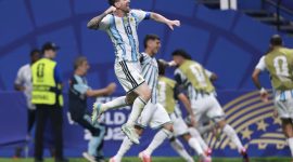 Lionel Messi merayakan gol penyama kedudukan saat Argentina bangkit mengalahkan Mesir 3-2 pada babak 16 besar Piala Dunia FIFA 2026. Messi menyumbang satu gol dan satu assist untuk membawa Albiceleste melaju ke perempat final menghadapi Swiss. Foto: FIFA.