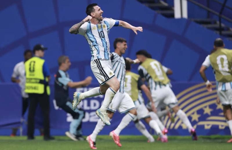 Lionel Messi merayakan gol penyama kedudukan saat Argentina bangkit mengalahkan Mesir 3-2 pada babak 16 besar Piala Dunia FIFA 2026. Messi menyumbang satu gol dan satu assist untuk membawa Albiceleste melaju ke perempat final menghadapi Swiss. Foto: FIFA.