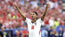 Jude Bellingham merayakan golnya saat Inggris mengalahkan Norwegia 2-1 setelah perpanjangan waktu pada laga perempat final Piala Dunia FIFA 2026 di Miami Stadium, Miami Gardens, Amerika Serikat. Dua gol Bellingham membawa The Three Lions melaju ke semifinal. Foto: FIFA.