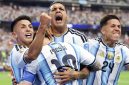 Pemain Argentina merayakan gol bersama Lionel Messi pada pertandingan perempat final Piala Dunia FIFA 2026 melawan Swiss di Kansas City Stadium, Amerika Serikat. Albiceleste menang 3-1 setelah perpanjangan waktu dan memastikan tiket ke babak semifinal menghadapi Inggris. Foto: FIFA.