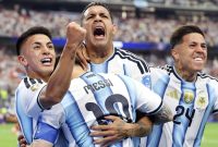 Pemain Argentina merayakan gol bersama Lionel Messi pada pertandingan perempat final Piala Dunia FIFA 2026 melawan Swiss di Kansas City Stadium, Amerika Serikat. Albiceleste menang 3-1 setelah perpanjangan waktu dan memastikan tiket ke babak semifinal menghadapi Inggris. Foto: FIFA.