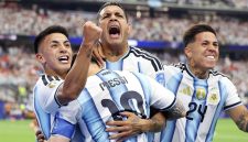 Pemain Argentina merayakan gol bersama Lionel Messi pada pertandingan perempat final Piala Dunia FIFA 2026 melawan Swiss di Kansas City Stadium, Amerika Serikat. Albiceleste menang 3-1 setelah perpanjangan waktu dan memastikan tiket ke babak semifinal menghadapi Inggris. Foto: FIFA.
