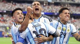 Pemain Argentina merayakan gol bersama Lionel Messi pada pertandingan perempat final Piala Dunia FIFA 2026 melawan Swiss di Kansas City Stadium, Amerika Serikat. Albiceleste menang 3-1 setelah perpanjangan waktu dan memastikan tiket ke babak semifinal menghadapi Inggris. Foto: FIFA.