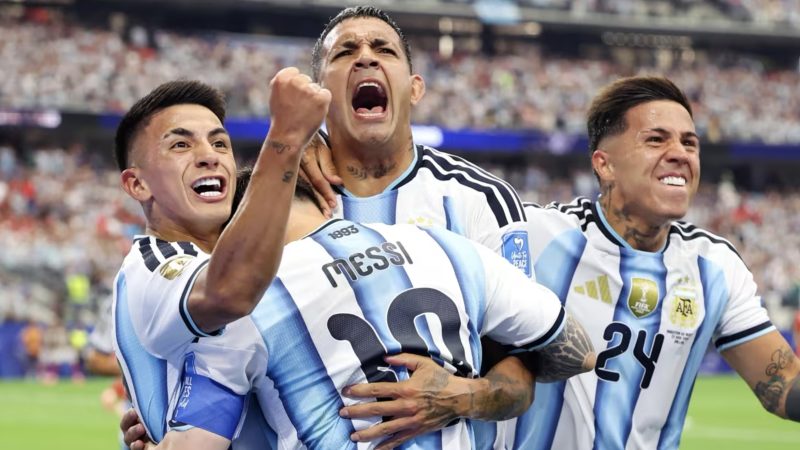 Pemain Argentina merayakan gol bersama Lionel Messi pada pertandingan perempat final Piala Dunia FIFA 2026 melawan Swiss di Kansas City Stadium, Amerika Serikat. Albiceleste menang 3-1 setelah perpanjangan waktu dan memastikan tiket ke babak semifinal menghadapi Inggris. Foto: FIFA.