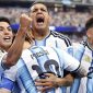 Pemain Argentina merayakan gol bersama Lionel Messi pada pertandingan perempat final Piala Dunia FIFA 2026 melawan Swiss di Kansas City Stadium, Amerika Serikat. Albiceleste menang 3-1 setelah perpanjangan waktu dan memastikan tiket ke babak semifinal menghadapi Inggris. Foto: FIFA.