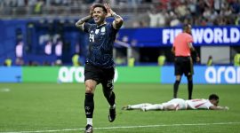 Enzo Fernandez merayakan gol penyama kedudukan Argentina saat menghadapi Inggris di semifinal Piala Dunia FIFA 2026 di Atlanta Stadium, Amerika Serikat. Gol tersebut membawa Albiceleste menang 2-1 dan melaju ke partai final menghadapi Spanyol. Foto: FIFA.