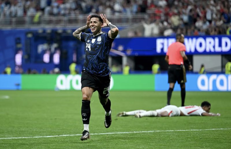 Enzo Fernandez merayakan gol penyama kedudukan Argentina saat menghadapi Inggris di semifinal Piala Dunia FIFA 2026 di Atlanta Stadium, Amerika Serikat. Gol tersebut membawa Albiceleste menang 2-1 dan melaju ke partai final menghadapi Spanyol. Foto: FIFA.
