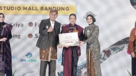 Wagub Jabar Erwan menghadiri Pekan Kerajinan Jawa Barat (PKJB) 2026 di Kota Bandung yang mencatat nilai transaksi sebesar Rp54 miliar selama penyelenggaraan pada 26–28 Juni 2026. (Foto: Humas Jabar)