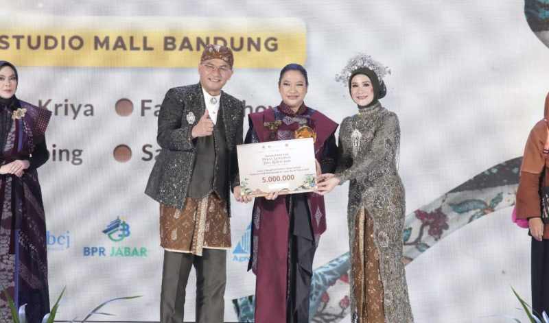 Wagub Jabar Erwan menghadiri Pekan Kerajinan Jawa Barat (PKJB) 2026 di Kota Bandung yang mencatat nilai transaksi sebesar Rp54 miliar selama penyelenggaraan pada 26–28 Juni 2026. (Foto: Humas Jabar)