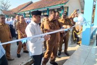 Bupati Majalengka Eman Suherman meresmikan gedung baru SMPN 1 Leuwimunding, Senin (13/7/2026). Gedung tersebut menjadi sekolah pertama di Kabupaten Majalengka yang menerima manfaat Program Bantuan Presiden (Banpres) Tahun Anggaran 2026 untuk sektor pendidikan.