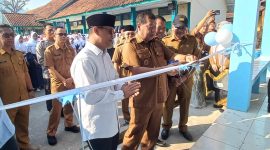 Bupati Majalengka Eman Suherman meresmikan gedung baru SMPN 1 Leuwimunding, Senin (13/7/2026). Gedung tersebut menjadi sekolah pertama di Kabupaten Majalengka yang menerima manfaat Program Bantuan Presiden (Banpres) Tahun Anggaran 2026 untuk sektor pendidikan.