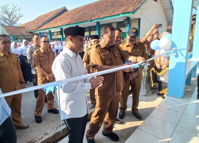 Bupati Majalengka Eman Suherman meresmikan gedung baru SMPN 1 Leuwimunding, Senin (13/7/2026). Gedung tersebut menjadi sekolah pertama di Kabupaten Majalengka yang menerima manfaat Program Bantuan Presiden (Banpres) Tahun Anggaran 2026 untuk sektor pendidikan.