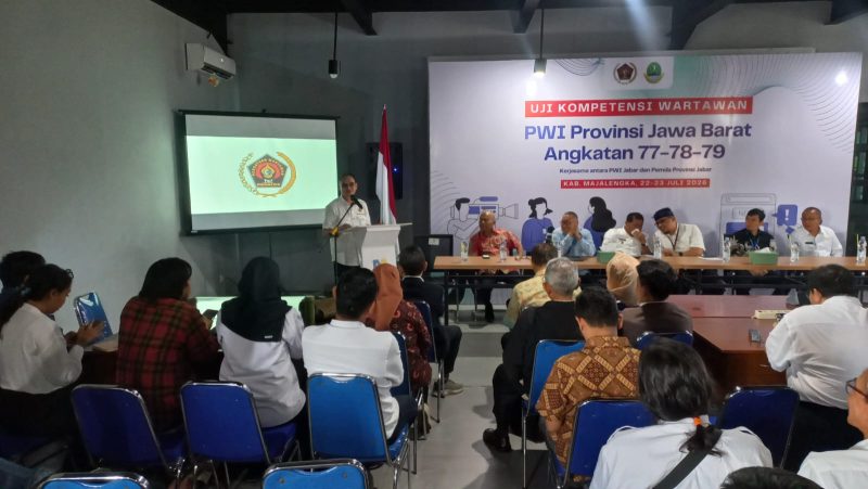 Dinas Komunikasi dan Informatika (Diskominfo) Provinsi Jawa Barat bekerja sama dengan Persatuan Wartawan Indonesia (PWI) Jawa Barat resmi menggelar Uji Kompetensi Wartawan (UKW) tingkat Provinsi Jawa Barat di kampus Poltek Mandira Panyingkiran, Rabu (22/7/2026).