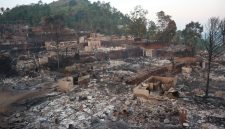 Kebakaran menghanguskan puluhan rumah dan fasilitas lainnya di Kampung Adat Kasepuhan Ciptamulya, Kecamatan Cisolok, Kabupaten Sukabumi, Sabtu (25/7/2026). Berdasarkan data BPBD Kabupaten Sukabumi men- catat ada 51 rumah hangus terbakar, mengakibatkan 51 kepala keluarga atau 159 jiwa terdampak.
