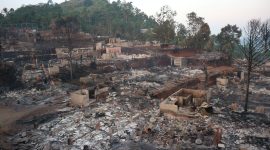 Kebakaran menghanguskan puluhan rumah dan fasilitas lainnya di Kampung Adat Kasepuhan Ciptamulya, Kecamatan Cisolok, Kabupaten Sukabumi, Sabtu (25/7/2026). Berdasarkan data BPBD Kabupaten Sukabumi men- catat ada 51 rumah hangus terbakar, mengakibatkan 51 kepala keluarga atau 159 jiwa terdampak.

