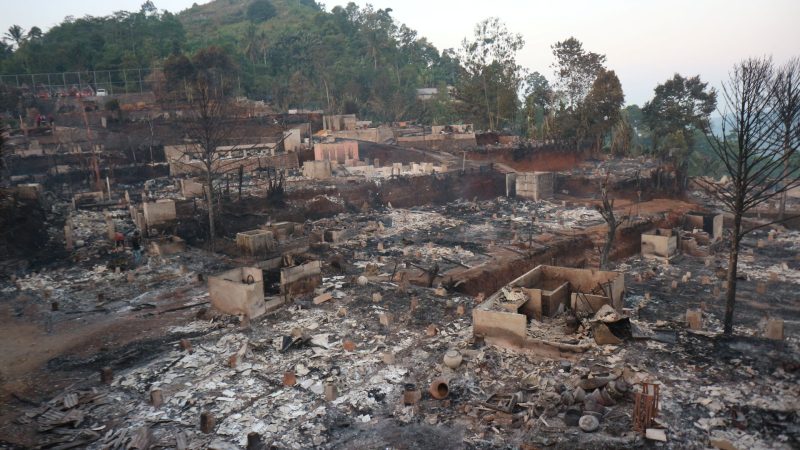 Kebakaran menghanguskan puluhan rumah dan fasilitas lainnya di Kampung Adat Kasepuhan Ciptamulya, Kecamatan Cisolok, Kabupaten Sukabumi, Sabtu (25/7/2026). Berdasarkan data BPBD Kabupaten Sukabumi men- catat ada 51 rumah hangus terbakar, mengakibatkan 51 kepala keluarga atau 159 jiwa terdampak.
