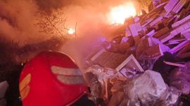 Kebakaran melanda sebuah gudang penyimpanan rongsokan di Kampung Paseban RT 04 RW 13, Desa Jelegong, Kecamatan Kutawaringin, Kabupaten Bandung, pada Senin sore. Banyaknya material plastik dan styrofoam membuat kobaran api membubung tinggi hingga sempat merembet ke area semak belukar di dekatnya.(Dokumen Disdamkar Kabupaten Bandung)