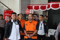 Bupati Pemalang Anom Widiyantoro mengenakan rompi tahanan Komisi Pemberantasan Korupsi (KPK) dengan tangan diborgol usai terjaring dalam Operasi Tangkap Tangan (OTT) pada Selasa (28/7/2026) malam.(Dokumentasi Komisi Pemberantasan Korupsi )

