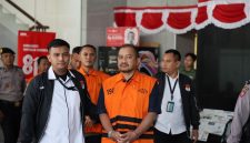 Bupati Pemalang Anom Widiyantoro mengenakan rompi tahanan Komisi Pemberantasan Korupsi (KPK) dengan tangan diborgol usai terjaring dalam Operasi Tangkap Tangan (OTT) pada Selasa (28/7/2026) malam.(Dokumentasi Komisi Pemberantasan Korupsi )

