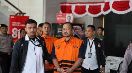 Bupati Pemalang Anom Widiyantoro mengenakan rompi tahanan Komisi Pemberantasan Korupsi (KPK) dengan tangan diborgol usai terjaring dalam Operasi Tangkap Tangan (OTT) pada Selasa (28/7/2026) malam.(Dokumentasi Komisi Pemberantasan Korupsi )

