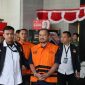 Bupati Pemalang Anom Widiyantoro mengenakan rompi tahanan Komisi Pemberantasan Korupsi (KPK) dengan tangan diborgol usai terjaring dalam Operasi Tangkap Tangan (OTT) pada Selasa (28/7/2026) malam.(Dokumentasi Komisi Pemberantasan Korupsi )

