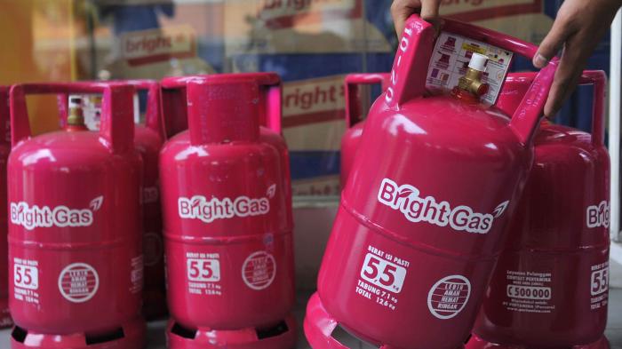 PT Pertamina Patra Niaga resmi menurunkan harga liquefied petroleum gas (LPG) nonsubsidi Bright Gas ukuran 12 kilogram (kg) dan 5,5 kg. Kebijakan tersebut mulai berlaku sejak Selasa, 14 Juli 2026, untuk penjualan melalui agen resmi di wilayah Pulau Jawa.