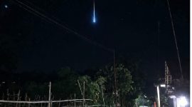 Tangkapan layar benda langit diduga meteor jatuh saat menghujam ke bumi terekam kamera warga, Sabtu (11/7/2026) malam. (Foto istimewa)