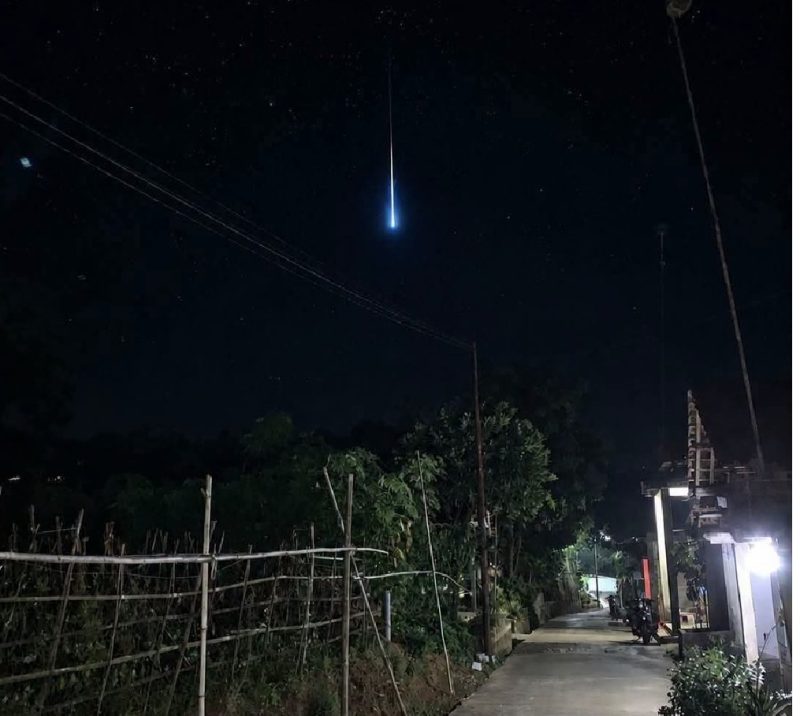 Tangkapan layar benda langit diduga meteor jatuh saat menghujam ke bumi terekam kamera warga, Sabtu (11/7/2026) malam. (Foto istimewa)