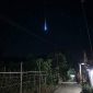 Tangkapan layar benda langit diduga meteor jatuh saat menghujam ke bumi terekam kamera warga, Sabtu (11/7/2026) malam. (Foto istimewa)
