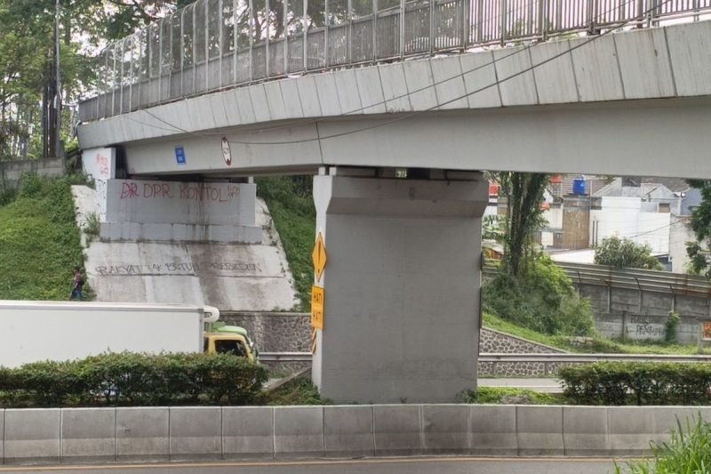 Retakan di jembatan Overpass Bojongsoang di di KM 146 + 400 ruas Tol Padaleunyi, nanti selama dua bulan jembatan tersebut akan diperbaiki, Kamis (9/7/2026)
