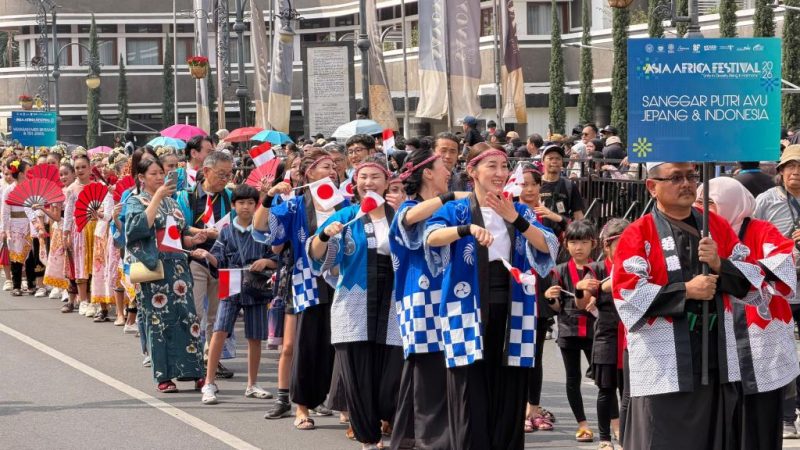 Peserta mengikuti parade budaya dalam rangka Festival Asia Afrika 2026 di Jalan Asia Afrika, Kota Bandung, Jawa Barat, Sabtu (11/7/2026).    