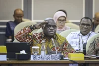 Menteri Hak Asasi Manusia (HAM) Natalius Pigai memberi hormat saat menyampaikan paparan pada rapat kerja dengan Komisi XIII DPR di Kompleks Parlemen, Senayan, Jakarta, Kamis (31/10/2024). Foto: Dhemas Reviyanto/ANTARA FOTO