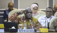 Menteri Hak Asasi Manusia (HAM) Natalius Pigai memberi hormat saat menyampaikan paparan pada rapat kerja dengan Komisi XIII DPR di Kompleks Parlemen, Senayan, Jakarta, Kamis (31/10/2024). Foto: Dhemas Reviyanto/ANTARA FOTO