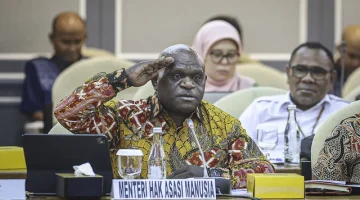 Menteri Hak Asasi Manusia (HAM) Natalius Pigai memberi hormat saat menyampaikan paparan pada rapat kerja dengan Komisi XIII DPR di Kompleks Parlemen, Senayan, Jakarta, Kamis (31/10/2024). Foto: Dhemas Reviyanto/ANTARA FOTO