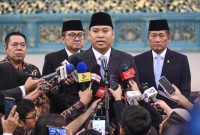 Kepala BGN Sudaryono (tengah), Gubernur Universitas RI Donny Ermawan Taufanto (kanan) dan Wakil Gubernur Universitas Yos Sunitiyoso (kanan) menyampaikan keterangan pers usai pelantikan pejabat baru di Istana Negara, Jakarta, Rabu (22/7/2026). Presiden Prabowo Subianto melantik Sudaryono menjadi Kepala BGN menggantikan Nanik Sudaryati Deyang dan melantik Marsekal TNI (Purn) Donny Ermawan Taufanto sebagai Gubernur Universitas RI serta Yos Sunitiyoso sebagai Wakil Gubernur Universitas RI. (ANTARA FOTO/Galih Pradipta)
