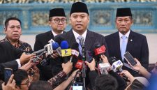 Kepala BGN Sudaryono (tengah), Gubernur Universitas RI Donny Ermawan Taufanto (kanan) dan Wakil Gubernur Universitas Yos Sunitiyoso (kanan) menyampaikan keterangan pers usai pelantikan pejabat baru di Istana Negara, Jakarta, Rabu (22/7/2026). Presiden Prabowo Subianto melantik Sudaryono menjadi Kepala BGN menggantikan Nanik Sudaryati Deyang dan melantik Marsekal TNI (Purn) Donny Ermawan Taufanto sebagai Gubernur Universitas RI serta Yos Sunitiyoso sebagai Wakil Gubernur Universitas RI. (ANTARA FOTO/Galih Pradipta)
