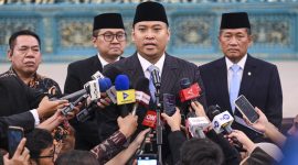 Kepala BGN Sudaryono (tengah), Gubernur Universitas RI Donny Ermawan Taufanto (kanan) dan Wakil Gubernur Universitas Yos Sunitiyoso (kanan) menyampaikan keterangan pers usai pelantikan pejabat baru di Istana Negara, Jakarta, Rabu (22/7/2026). Presiden Prabowo Subianto melantik Sudaryono menjadi Kepala BGN menggantikan Nanik Sudaryati Deyang dan melantik Marsekal TNI (Purn) Donny Ermawan Taufanto sebagai Gubernur Universitas RI serta Yos Sunitiyoso sebagai Wakil Gubernur Universitas RI. (ANTARA FOTO/Galih Pradipta)
