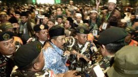Masa aksi rusuh dengan panitia lokal di depan Ruang Sidang Pleno Muktamar ke-35 NU, Jombang, Jawa Timur, Minggu (30/8/2026) Antara
