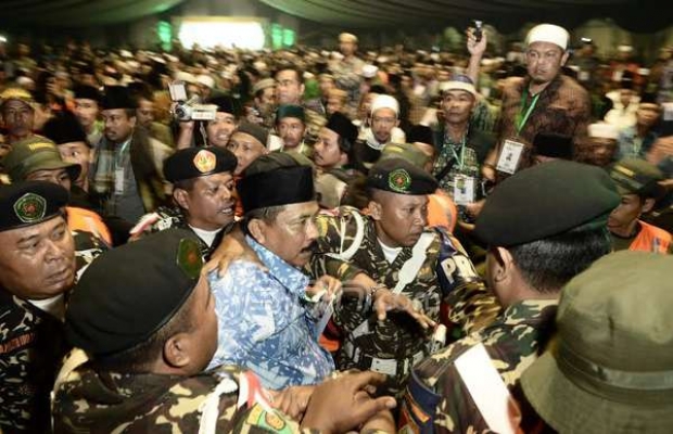 Masa aksi rusuh dengan panitia lokal di depan Ruang Sidang Pleno Muktamar ke-35 NU, Jombang, Jawa Timur, Minggu (30/8/2026) Antara
