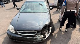 Polrestabes Bandung memperlihatkan barang bukti sedan Honda Ferio yang digunakan tersangka A saat berkendara dalam kondisi mabuk dan menabrak Aiptu Asep hingga meninggal, Rabu (11/8/2026) di Mapolrestabes Bandung, Kota Bandung (Istw)
