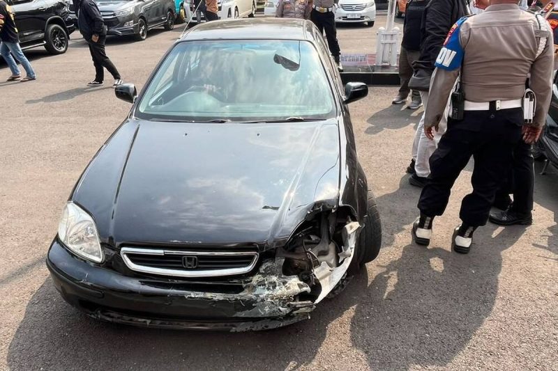 Polrestabes Bandung memperlihatkan barang bukti sedan Honda Ferio yang digunakan tersangka A saat berkendara dalam kondisi mabuk dan menabrak Aiptu Asep hingga meninggal, Rabu (11/8/2026) di Mapolrestabes Bandung, Kota Bandung (Istw)
