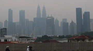Pemandangan Kuala Lumpur yang diselimuti kabut asap, pada 11 Agustus 2026.