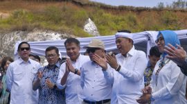 Gubernur Jawa Barat Dedi Mulyadi bersama Wakil Menteri ESDM RI Yuliot Tanjung melakukan groundbreaking pembangunan PSEL Legok Nangka di Kabupaten Bandung, Rabu (29/7/2026). Proyek ini menjadi tonggak pengembangan pengolahan sampah menjadi energi listrik di Jawa Barat. (Foto: Humas Jabar)