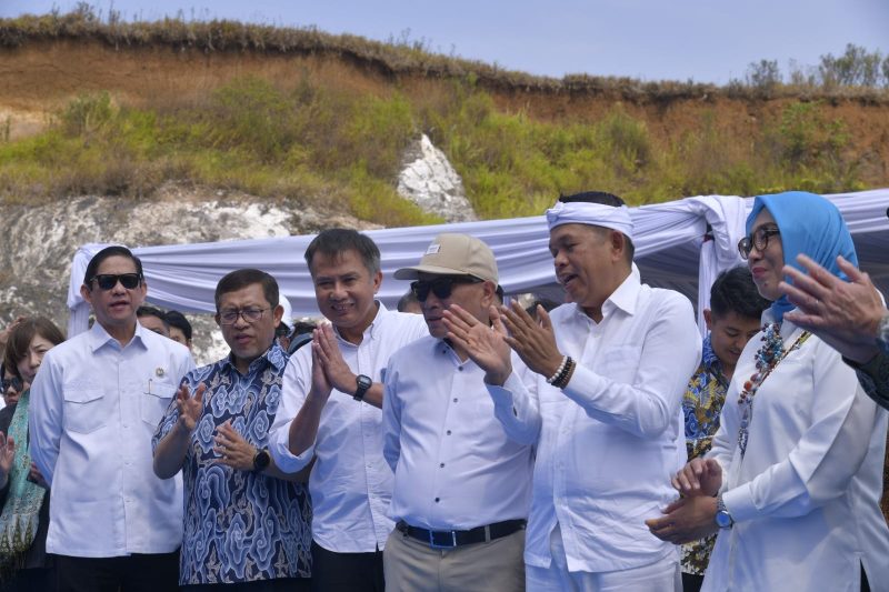 Gubernur Jawa Barat Dedi Mulyadi bersama Wakil Menteri ESDM RI Yuliot Tanjung melakukan groundbreaking pembangunan PSEL Legok Nangka di Kabupaten Bandung, Rabu (29/7/2026). Proyek ini menjadi tonggak pengembangan pengolahan sampah menjadi energi listrik di Jawa Barat. (Foto: Humas Jabar)