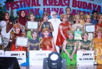 Peserta dan pemenang Festival Kreasi Budaya Anak Jawa Barat berfoto bersama pada puncak peringatan Hari Anak Nasional Tingkat Provinsi Jawa Barat 2026 di Teater Tertutup Dago Tea House, Kota Bandung, Jumat (31/7/2026). (Humas Jabar)