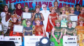 Peserta dan pemenang Festival Kreasi Budaya Anak Jawa Barat berfoto bersama pada puncak peringatan Hari Anak Nasional Tingkat Provinsi Jawa Barat 2026 di Teater Tertutup Dago Tea House, Kota Bandung, Jumat (31/7/2026). (Humas Jabar)