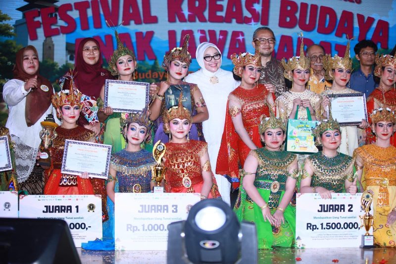 Peserta dan pemenang Festival Kreasi Budaya Anak Jawa Barat berfoto bersama pada puncak peringatan Hari Anak Nasional Tingkat Provinsi Jawa Barat 2026 di Teater Tertutup Dago Tea House, Kota Bandung, Jumat (31/7/2026). (Humas Jabar)