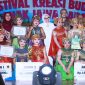 Peserta dan pemenang Festival Kreasi Budaya Anak Jawa Barat berfoto bersama pada puncak peringatan Hari Anak Nasional Tingkat Provinsi Jawa Barat 2026 di Teater Tertutup Dago Tea House, Kota Bandung, Jumat (31/7/2026). (Humas Jabar)