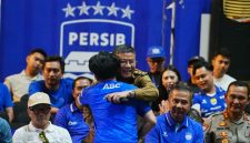 Wakil Gubernur Jawa Barat Erwan Setiawan menghadiri Pesta Biru peluncuran sponsor, jersei, dan skuad Persib musim 2026/2027 di Bandung Arena, Kota Bandung, Selasa (25/8/2026). (Foto: Humas Jabar)
